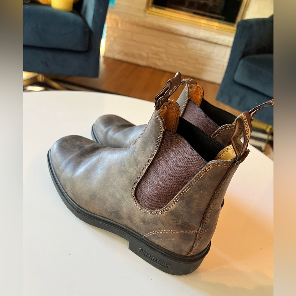 Blundstone 1306 in rustic brown. US 8 wide (men) or US 10.5 (women)